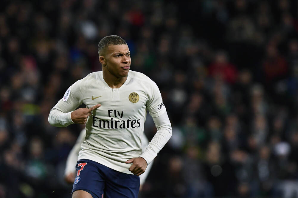 2-3！利雅得胜利遭联赛首败，2轮不胜后榜首告急，40岁C罗失单刀